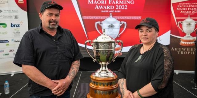 image of the kings with the ahuwhenua trophy